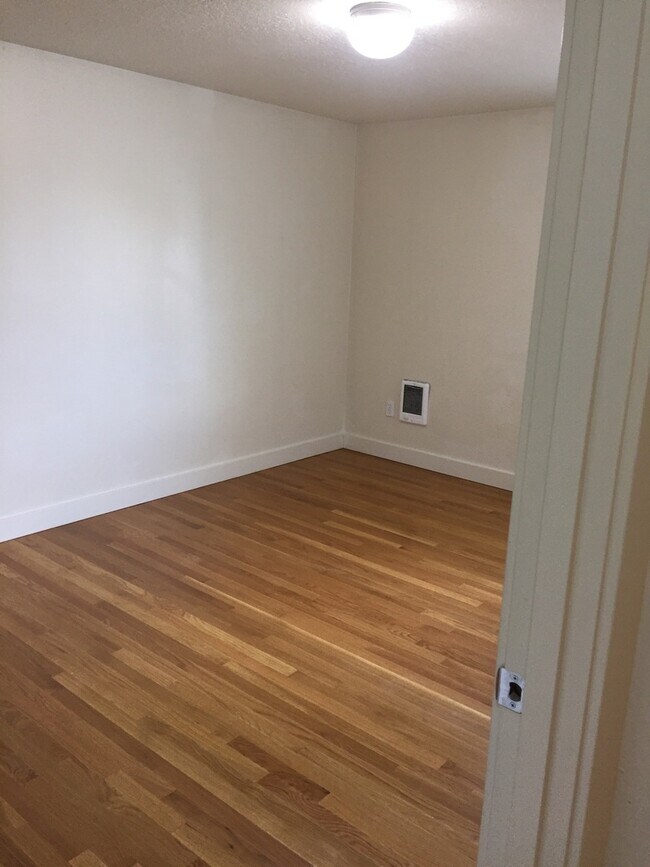 Building Photo - Spacious Private Upper Corner Unit Overloo...