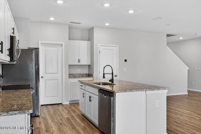 Building Photo - 14790 Cashew Ave