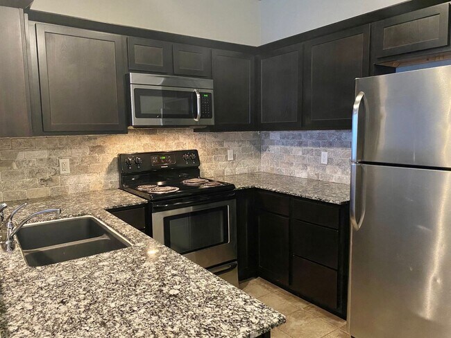 Building Photo - Split Level Yukon Duplex in Gated Communit...