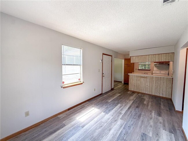 Building Photo - 736 Reynolds Ave