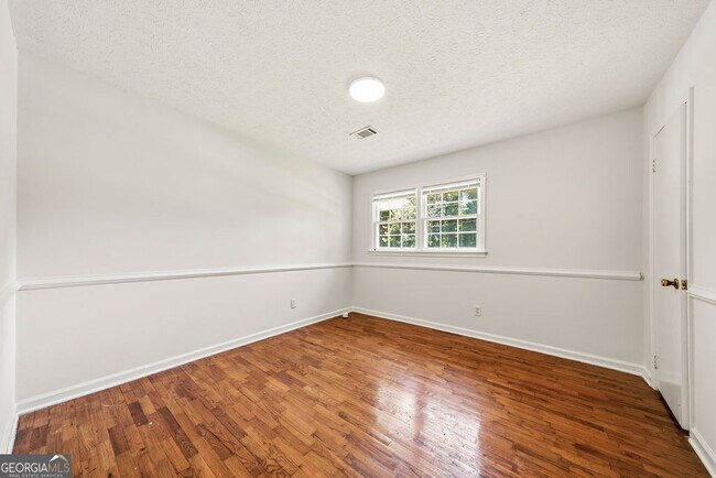 Building Photo - 3940 Hubert Dr