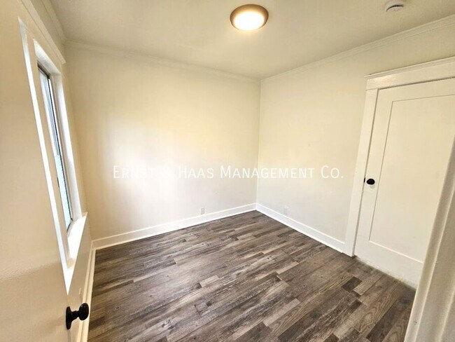 Building Photo - 1306 E Hellman St