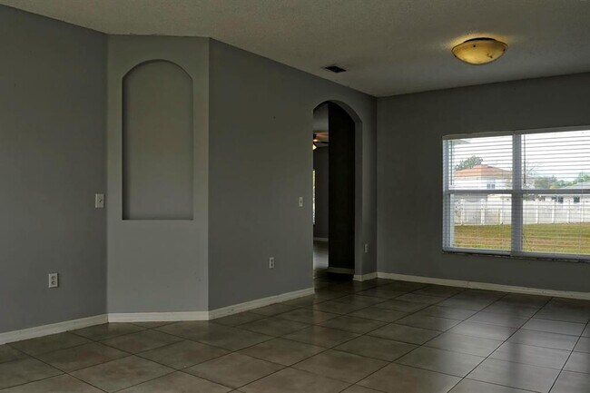 Building Photo - 752 Paris Dr