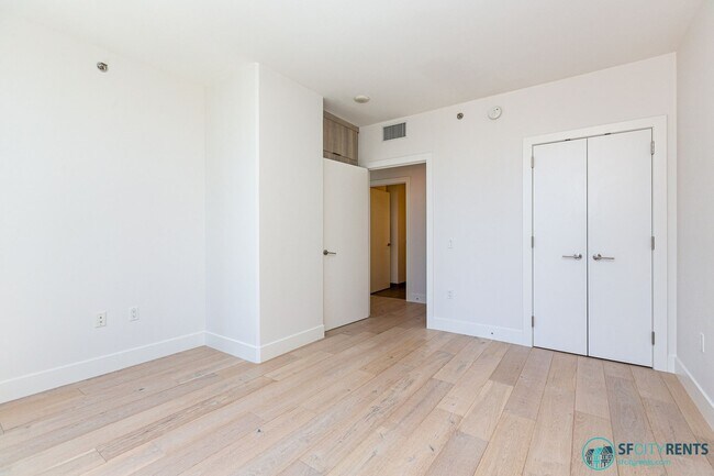 Building Photo - Rincon Hill: Bright & Spacious Condo w/ A/...