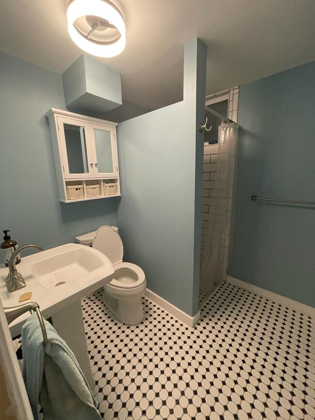 Building Photo - 978 Kenton St