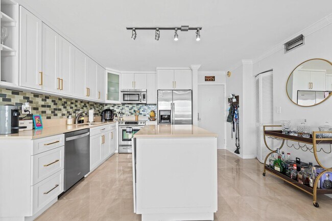 Building Photo - 600 NE 36th St