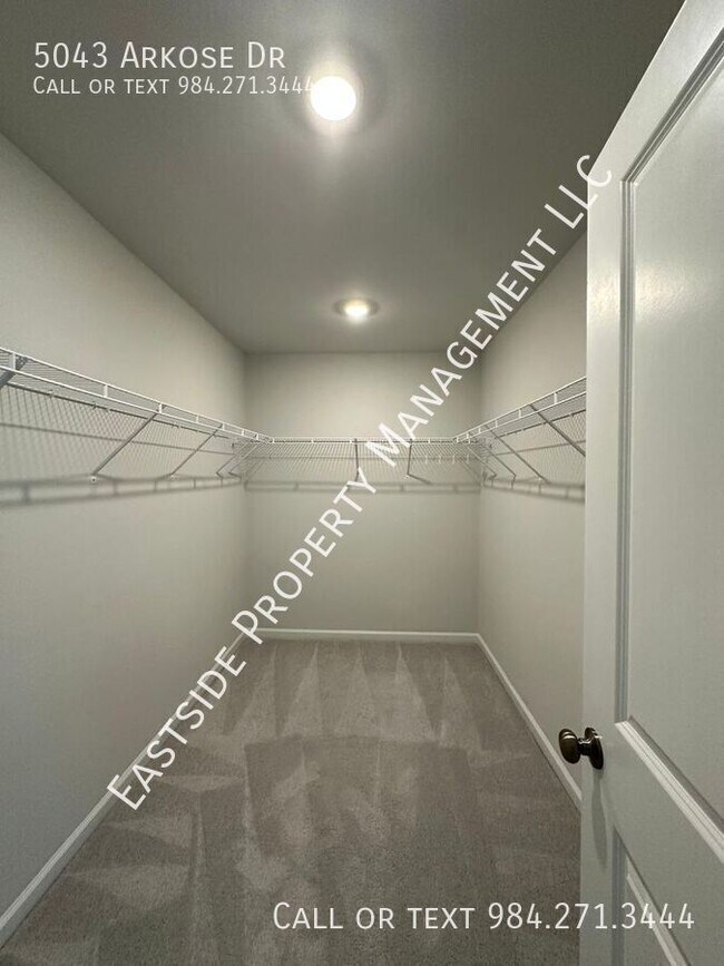 Building Photo - 5043 Arkose Dr