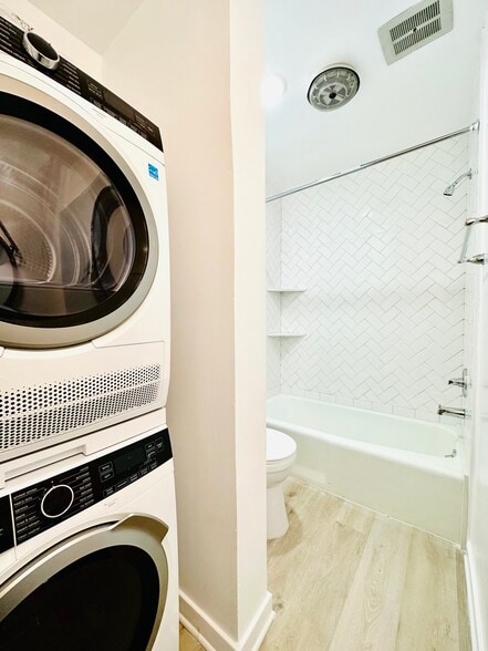 Building Photo - 2332 S Bentley Ave