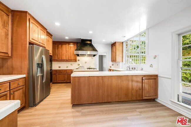 Building Photo - 809 N Bedford Dr