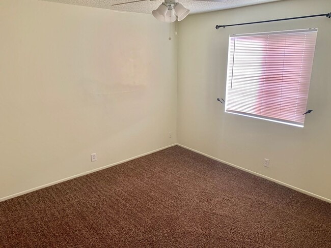 Building Photo - 3 Bedroom 2 Bath Home