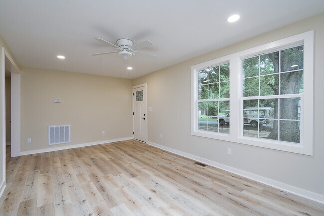 Building Photo - 185 Garden Ln