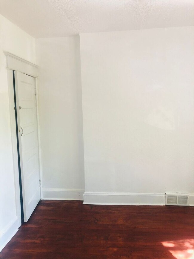 Building Photo - 4 bed 1 bath amazing location