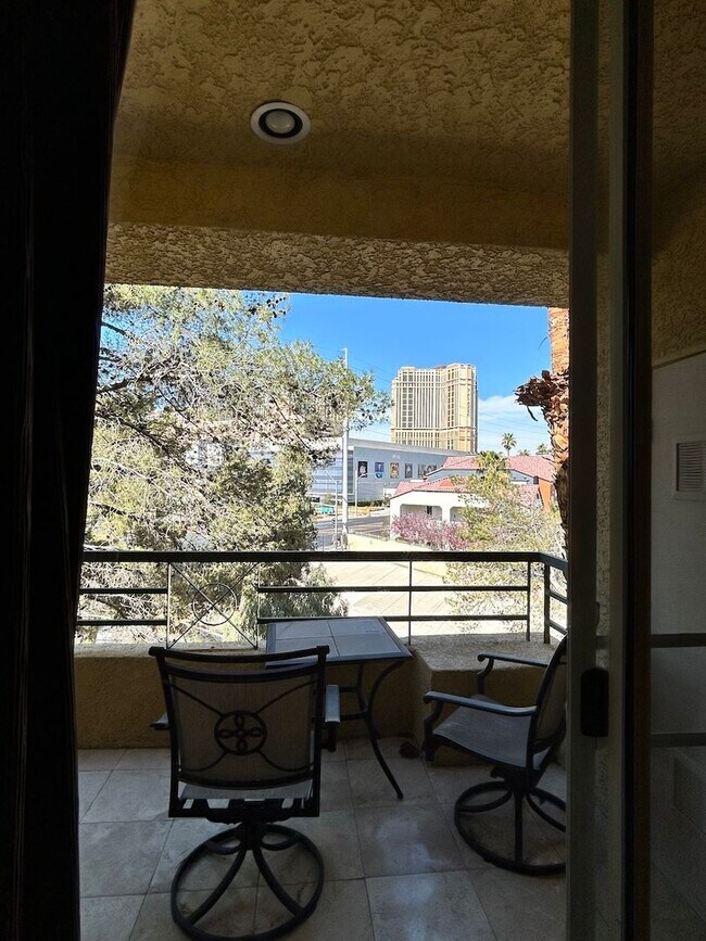 Building Photo - Gorgeous fully furnished strip view condo ...