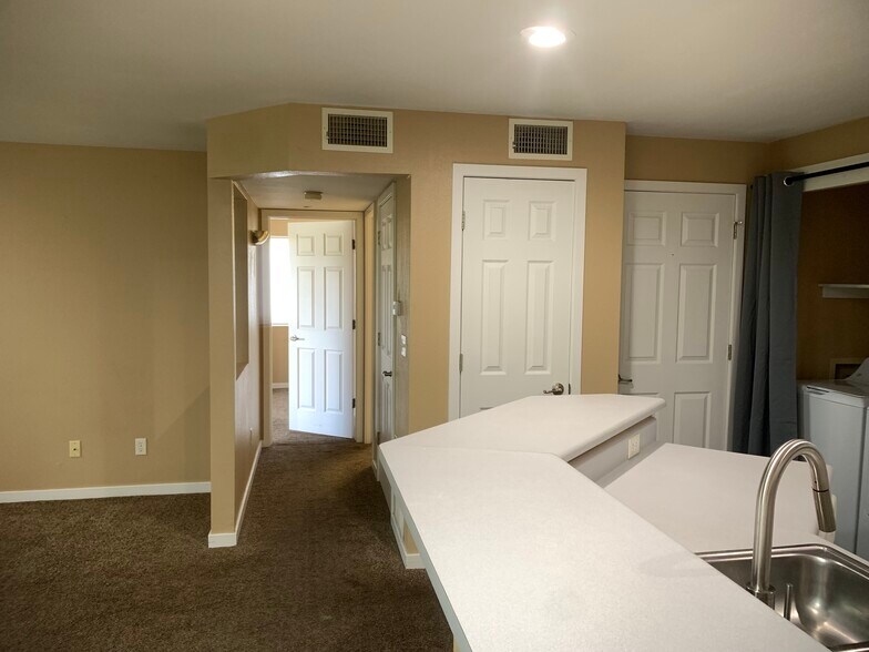 Building Photo - 33 S Boulder Cir