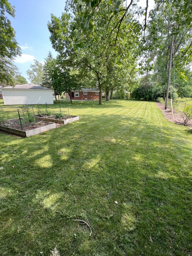 Building Photo - 17639 Dolores St