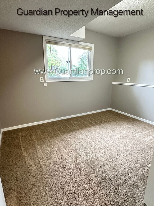 Building Photo - Eden Prairie Single Family Home, Fenced Yard, 2 Car Garage, Dishwasher W/D