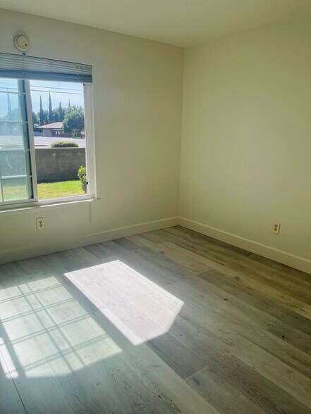 Building Photo - 10823 Mountain View Ave