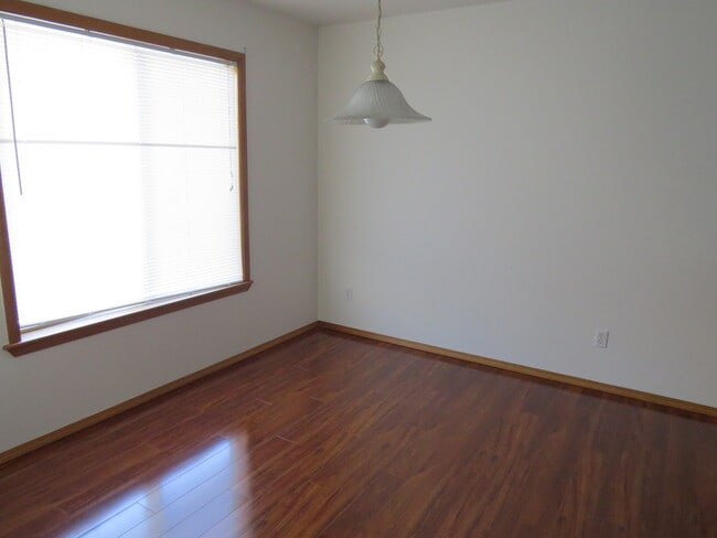 Building Photo - Beautiful 3 Bedroom, 2.5 Bathroom Home on ...