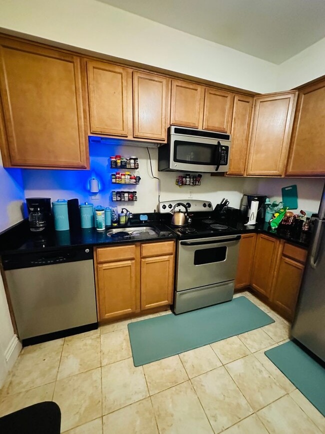 Building Photo - Beautifully Renovated 3bdrm/2.5bth Home Located in Richmond's North-side w/Balcony!