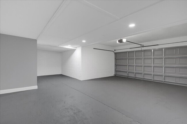 Building Photo - FOR RENT!! SIMPLY STUNNING 4 BED 2 BATH PO...