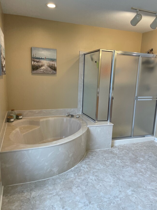 Building Photo - 16 Sea Pines Ct