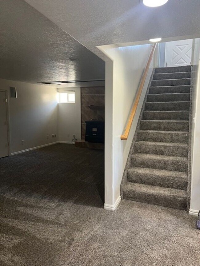 Building Photo - Kaysville 4 Bedroom, 2.5 Baths, big 2 car ...