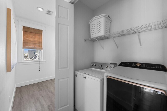 Building Photo - 4456 Luke Ave