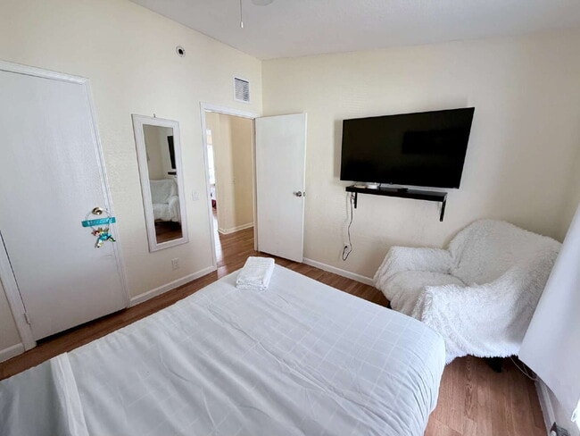 Building Photo - "Charming 1-Bedroom for Rent, Oasis in Vibrant West Palm Beach – Your Ideal Urban Retreat!"