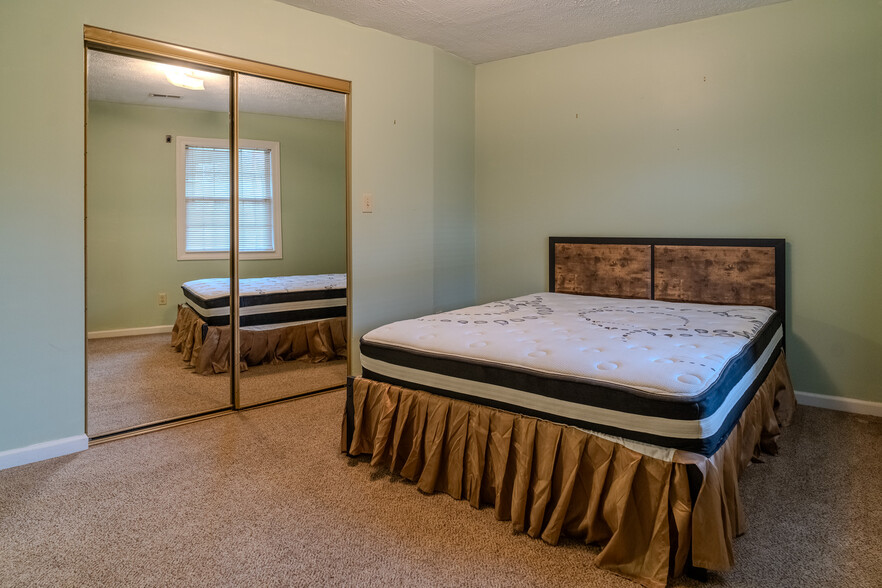 Master bed room. Huge closet - 3408 Springlake Dr