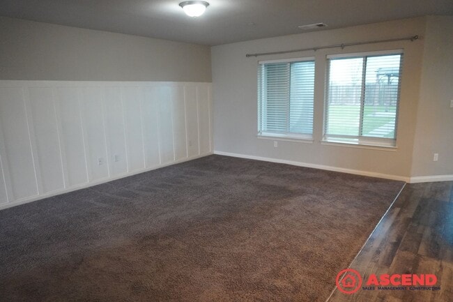 Building Photo - Stunning Home Off of Taft Highway and South H Street!