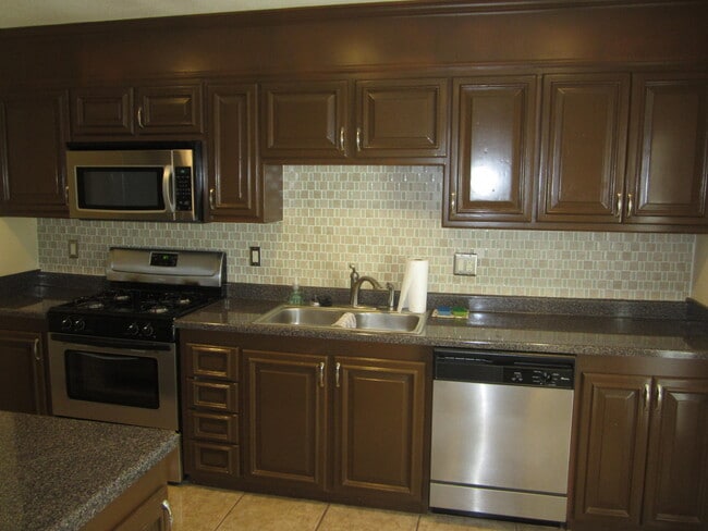 Building Photo - 215 Mulberry Ave