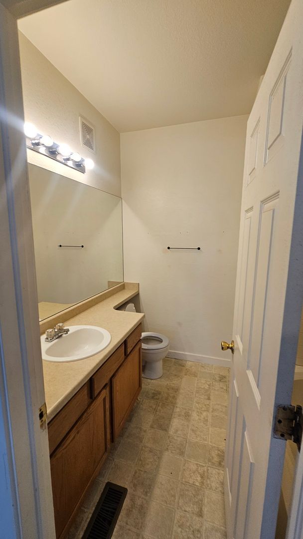 Building Photo - Bright and Open Condo