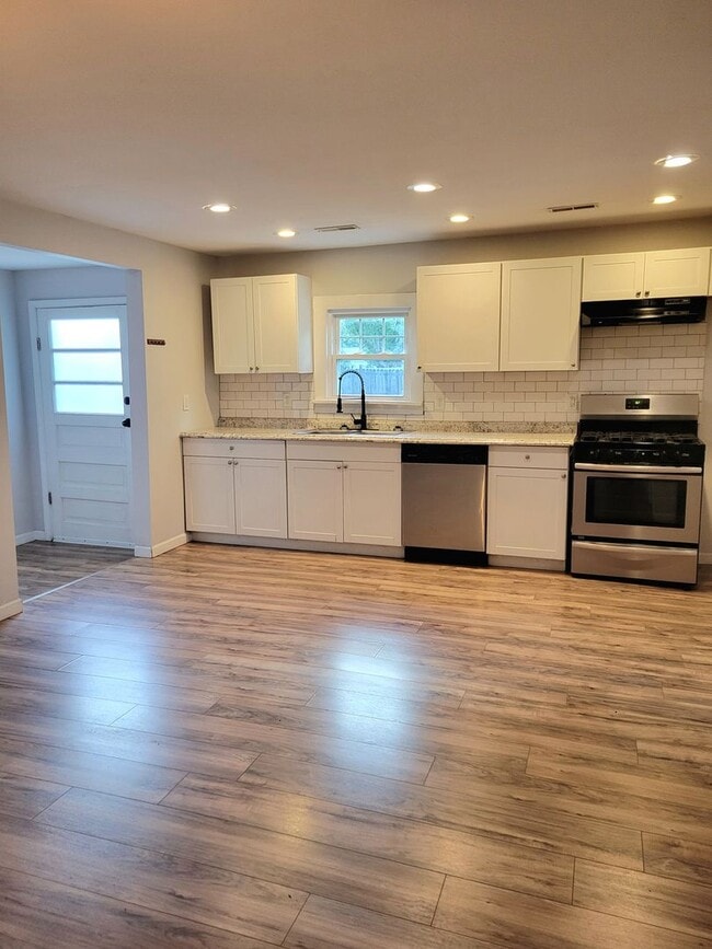 Building Photo - Beautifully Remodeled and Rent Ready.