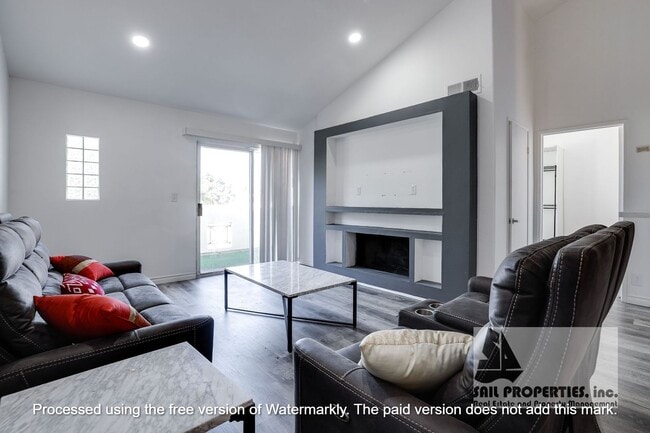 Building Photo - Stylish 3-Bedroom Condo in Gated Torrance ...