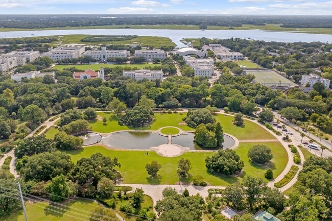 Building Photo - AVAILABLE NOW Downtown Rental