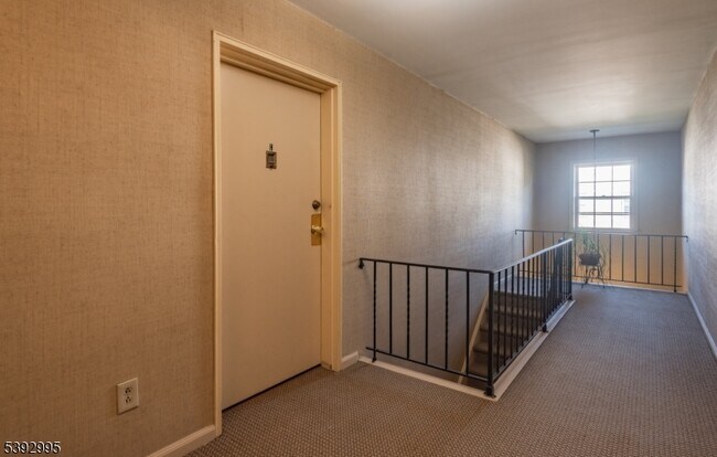 Building Photo - 135 S Maple Ave
