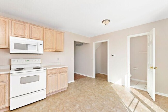 Building Photo - Renovated Spacious Townhomes