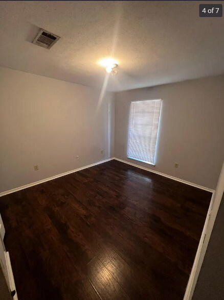 Building Photo - 26 Meadowoods Pl