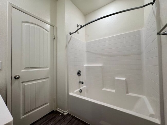 Building Photo - Spacious 3 Bedroom, 2.5 Bathroom Townhome ...