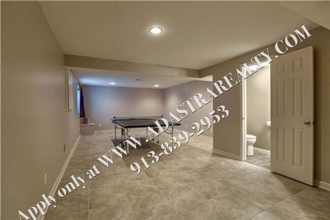 Building Photo - Spacious 3 Bed, 2 Bath, 2 Half Bath Townho...