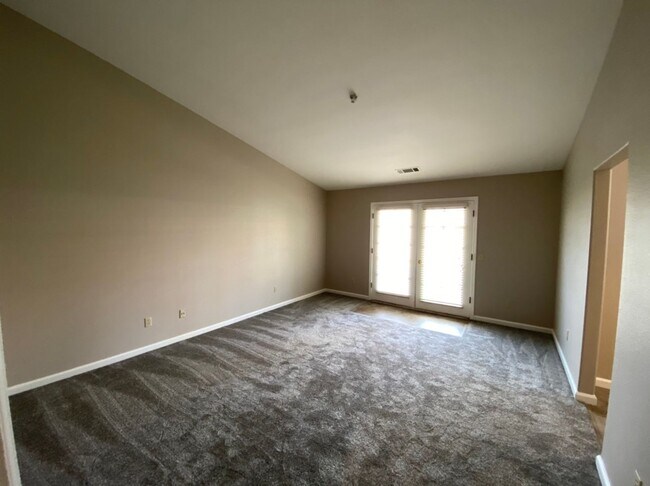 Building Photo - 4 bedroom with a 3 car garage!