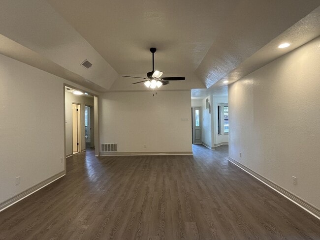 Building Photo - 3 Bedroom 2 Bath Southside!!