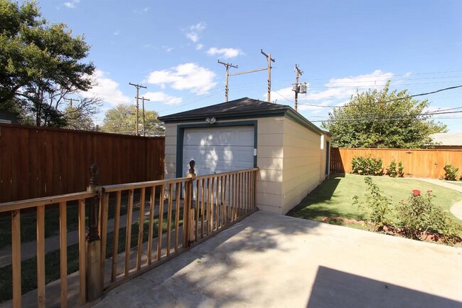 Building Photo - Centrally Located 2/1!