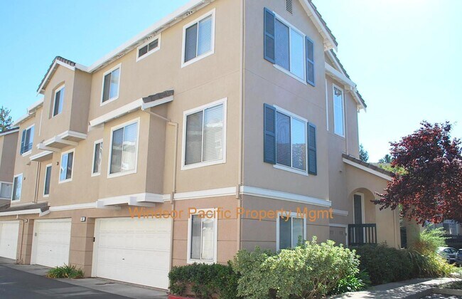 Building Photo - Sharp & Contemporary Townhouse in Beautiful Danville!