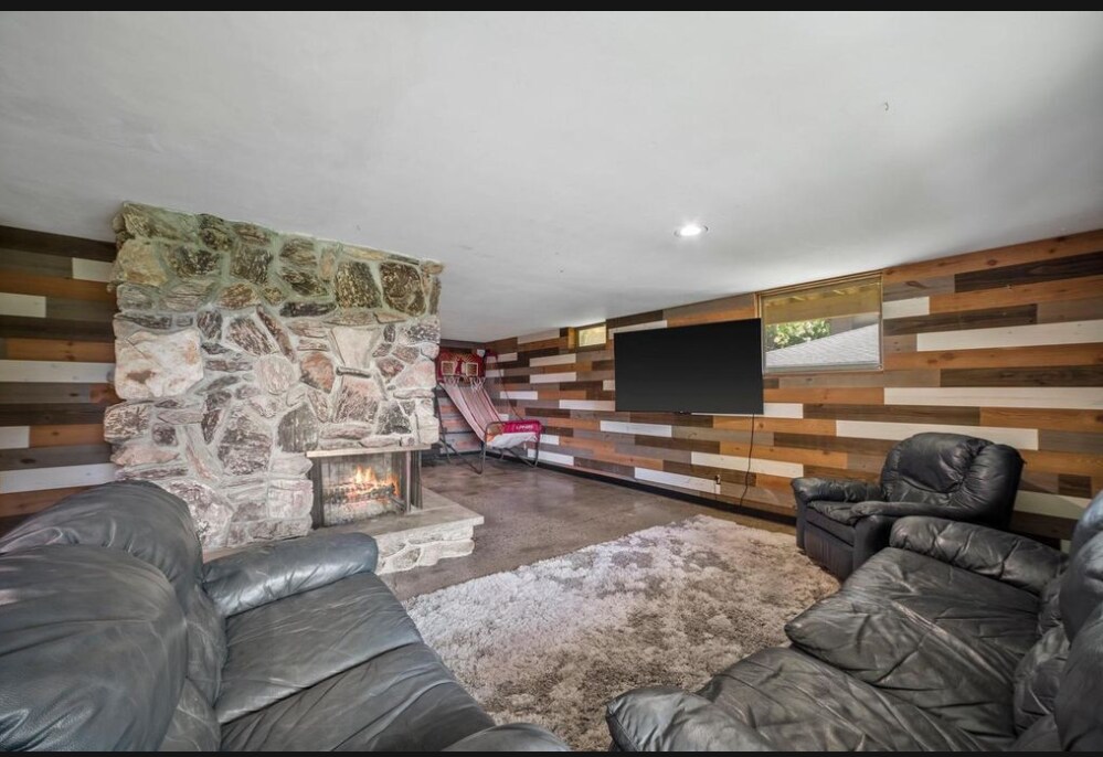 Building Photo - 1104 Cavalier Dr