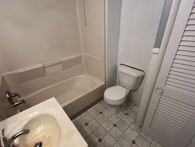 Building Photo - 2 BR House in Niles