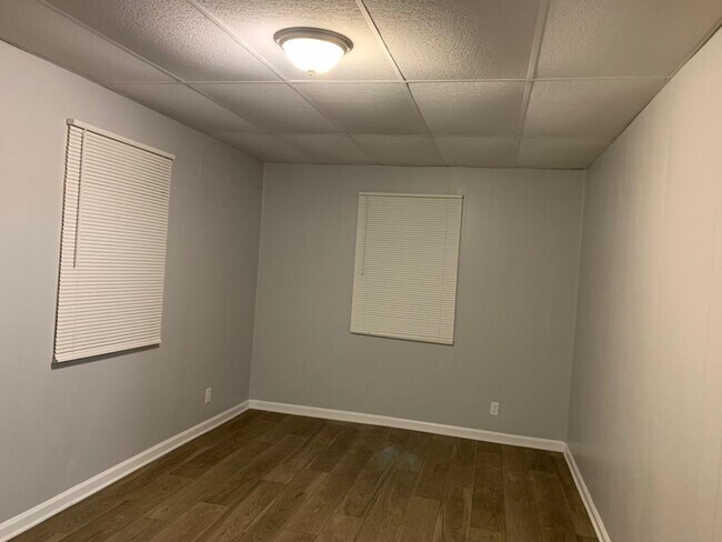 Building Photo - 324 Mays Ave