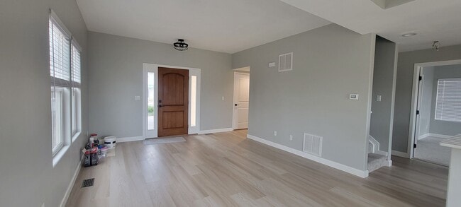 Building Photo - 3 bedroom/2.5 bath home