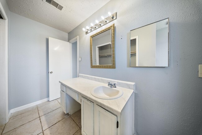 Building Photo - 15242 Peachmeadow Ln