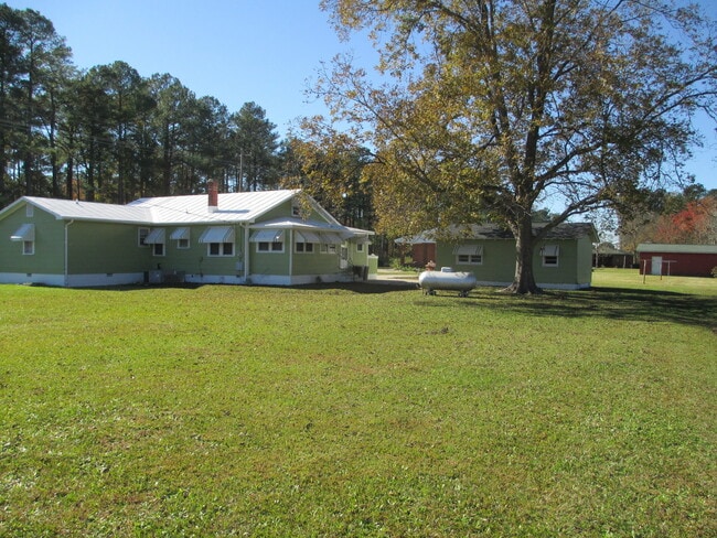 Building Photo - Beautiful 3 bedroom, 2 bath house on a lar...